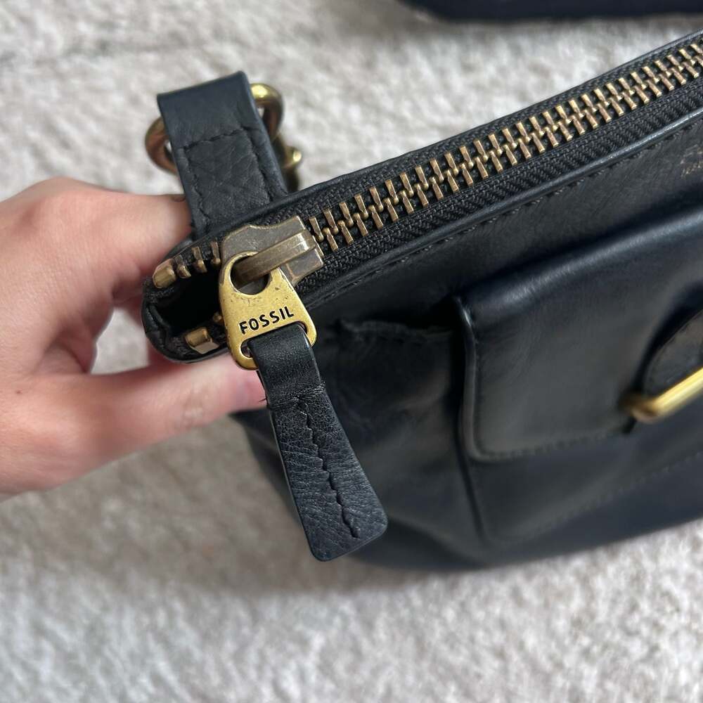 Fossil Black Leather Crossbody Bag with Front Pocket - Picture 5 of 8